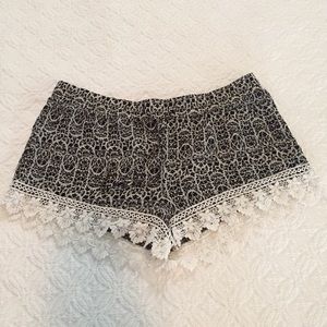 Host Pick!! 🎉🎉🎉Black and white shorts